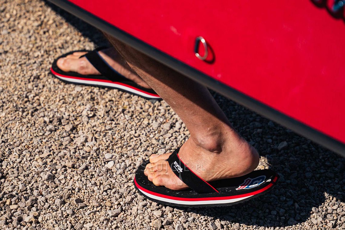 Outfit damski 1 – bordowy – deska SUP GLADIATOR PRO, lycra, COOL klapki