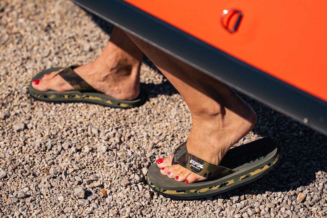 Outfit damski 3 – pomarańczowy – deska SUP GLADIATOR PRO, lycra, COOL klapki