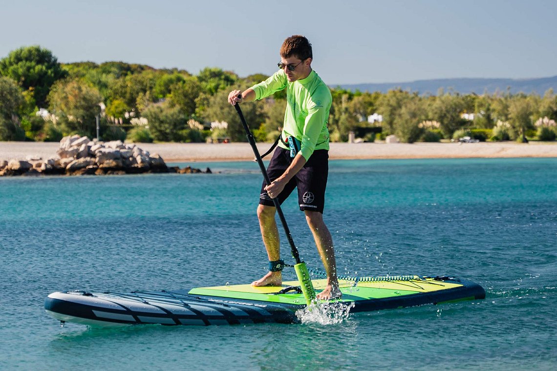 Outfit damski 3 – neonowy zielony – deska SUP GLADIATOR PRO, lycra, COOL klapki