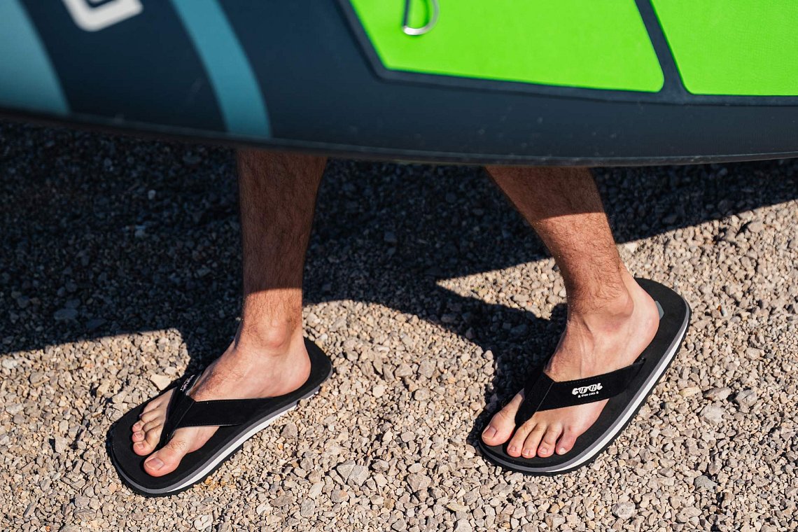 Outfit damski 3 – neonowy zielony – deska SUP GLADIATOR PRO, lycra, COOL klapki