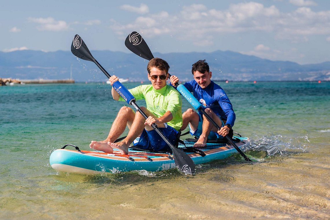 Outfit męski 4 – neonowy zielony – deska SUP GLADIATOR PRO, lycra, COOL klapki