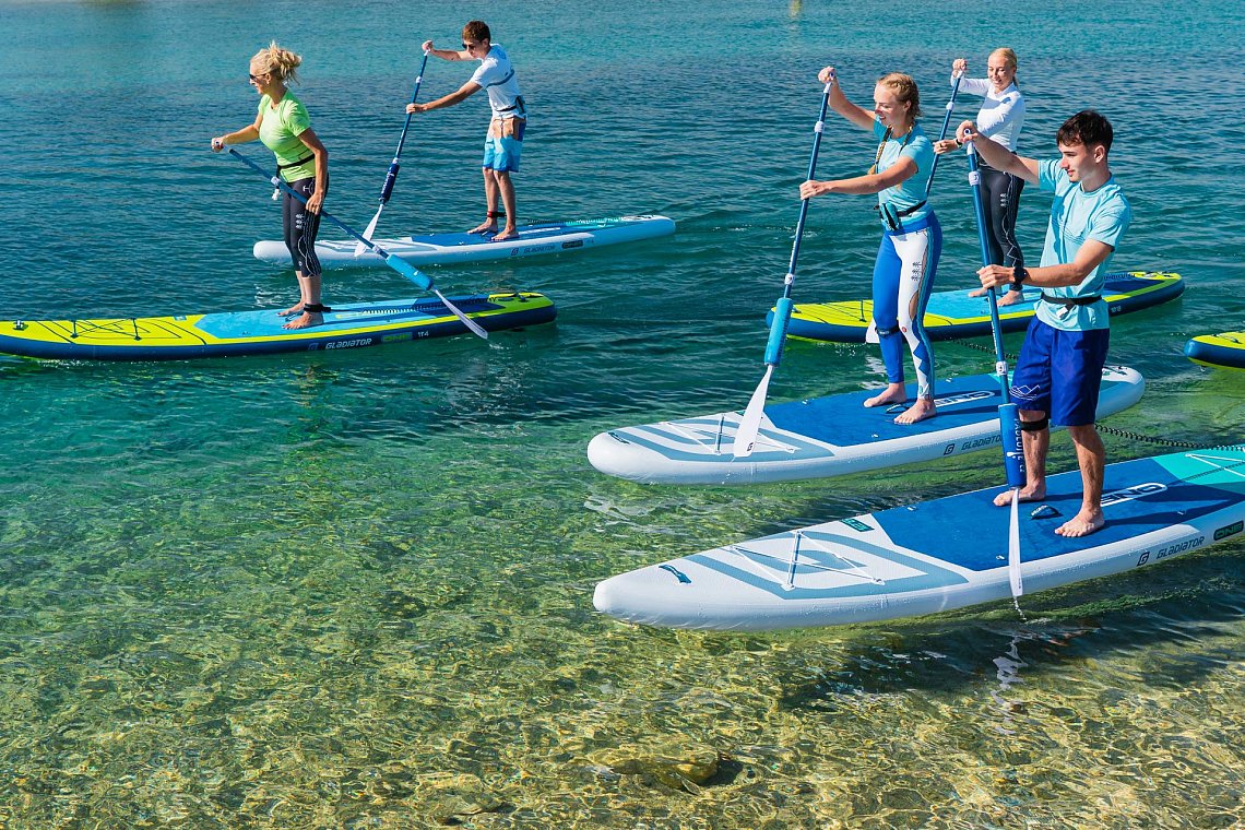 Outfit damski6 – neonowy zielony – deska SUP GLADIATOR PRO, lycra, COOL klapki