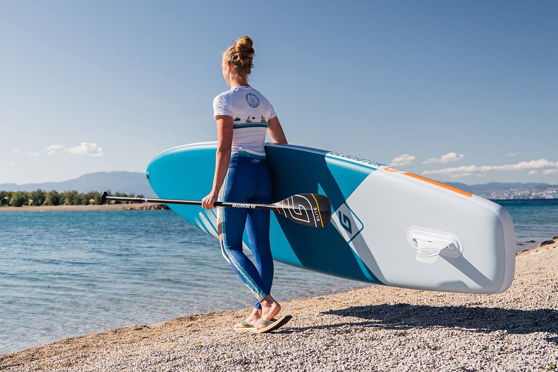 Outfit damski 9 – niebieski – deska SUP GLADIATOR PRO, lycra, COOL klapki