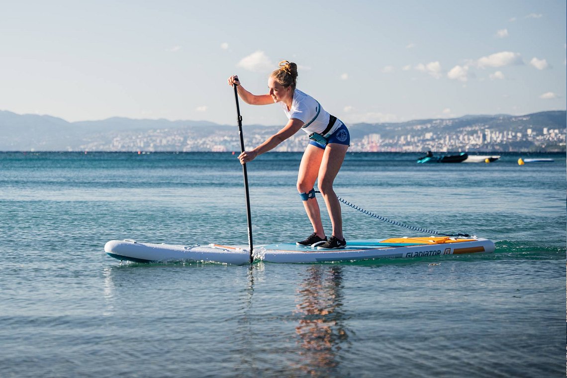 Outfit damski 9 – niebieski – deska SUP GLADIATOR PRO, lycra, COOL klapki