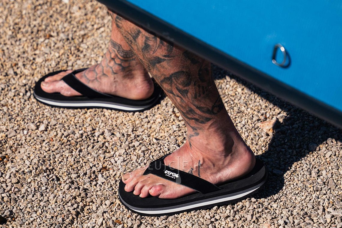 Outfit męski 4 – niebieski – deska SUP GLADIATOR PRO, lycra, COOL klapki