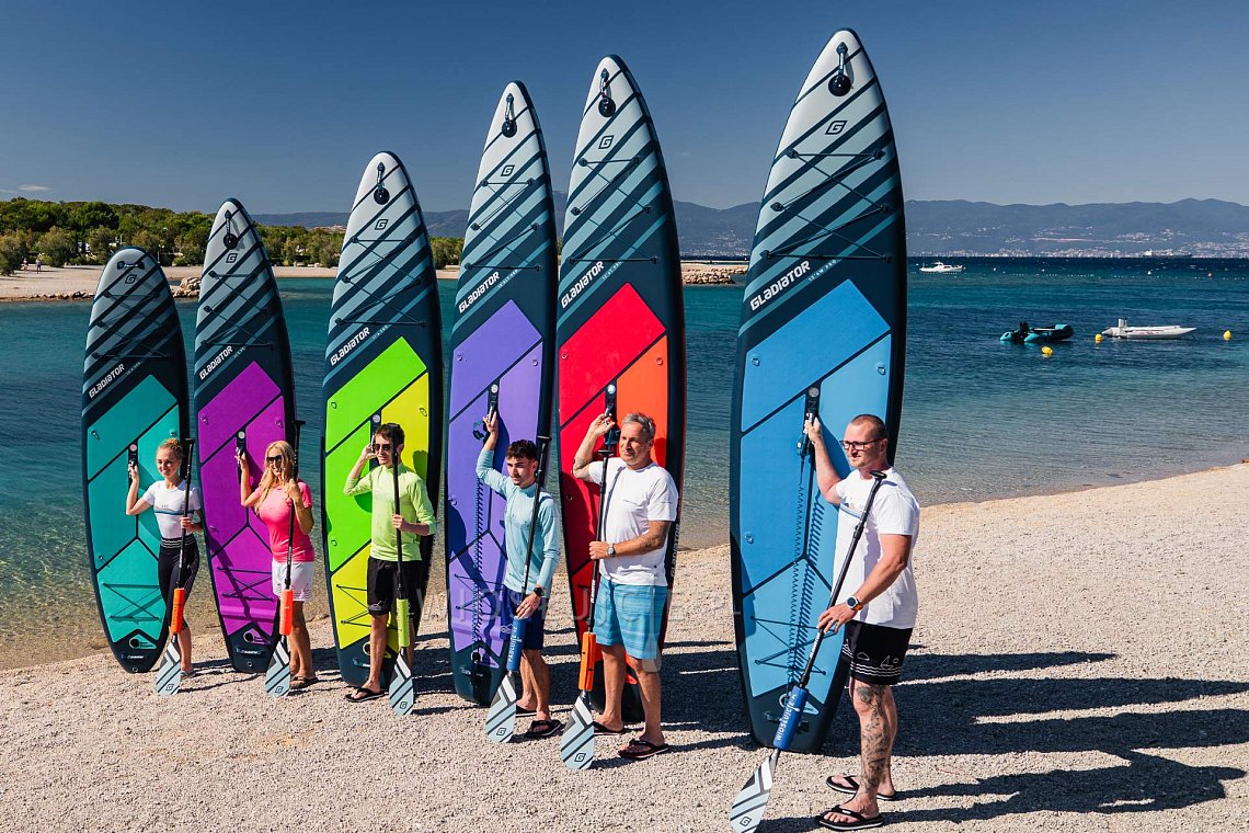 Outfit męski 4 – niebieski – deska SUP GLADIATOR PRO, lycra, COOL klapki