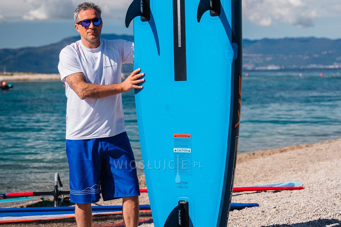 Outfit męski 5 – niebieski – deska SUP GLADIATOR PRO, lycra, COOL klapki