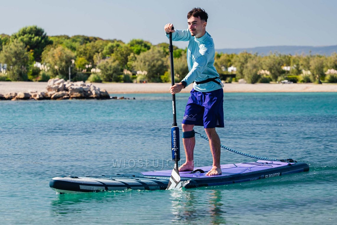 Outfit męski 2 – fioletowy – deska SUP GLADIATOR PRO, lycra, COOL klapki