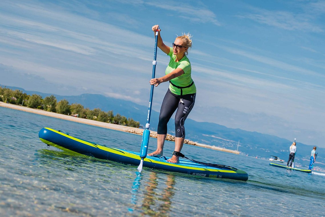 Outfit damski 7 – neonowy zielony – deska SUP GLADIATOR PRO, lycra, COOL klapki