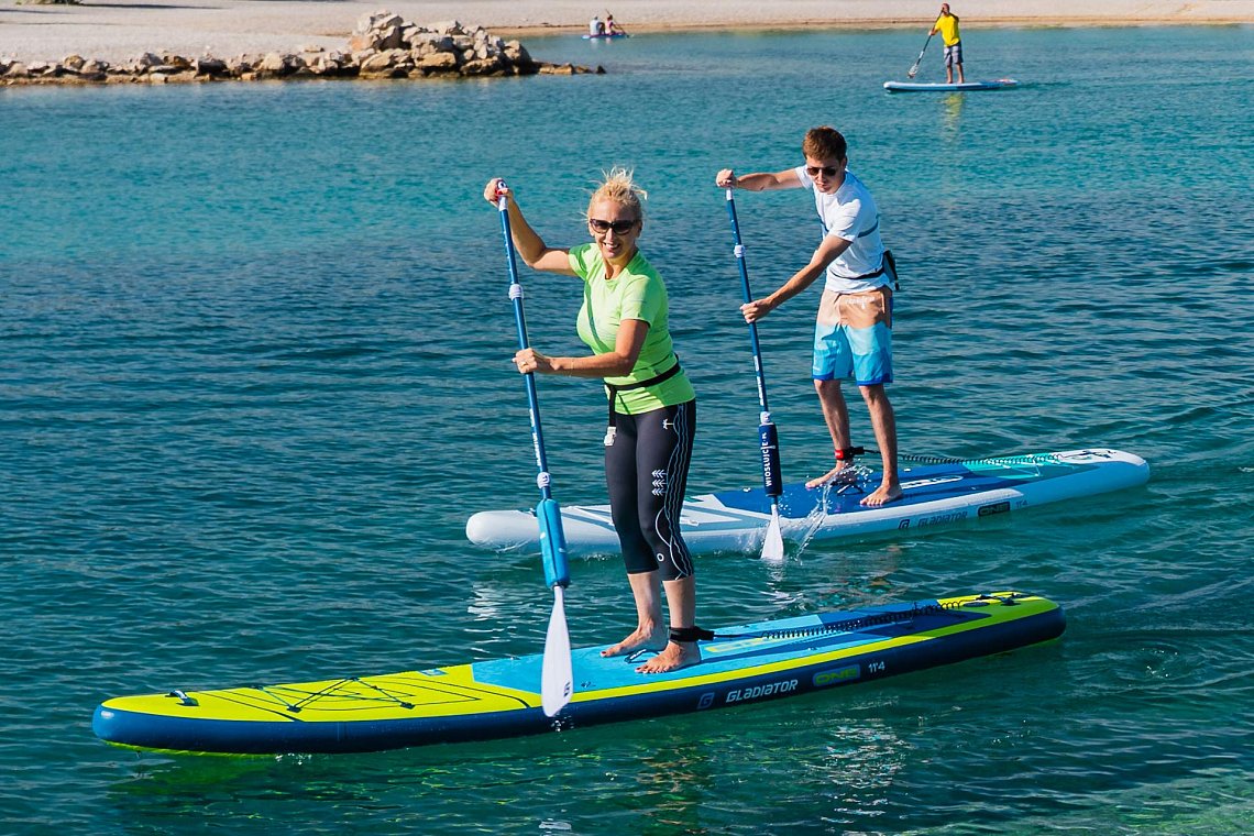 Outfit damski 7 – neonowy zielony – deska SUP GLADIATOR PRO, lycra, COOL klapki