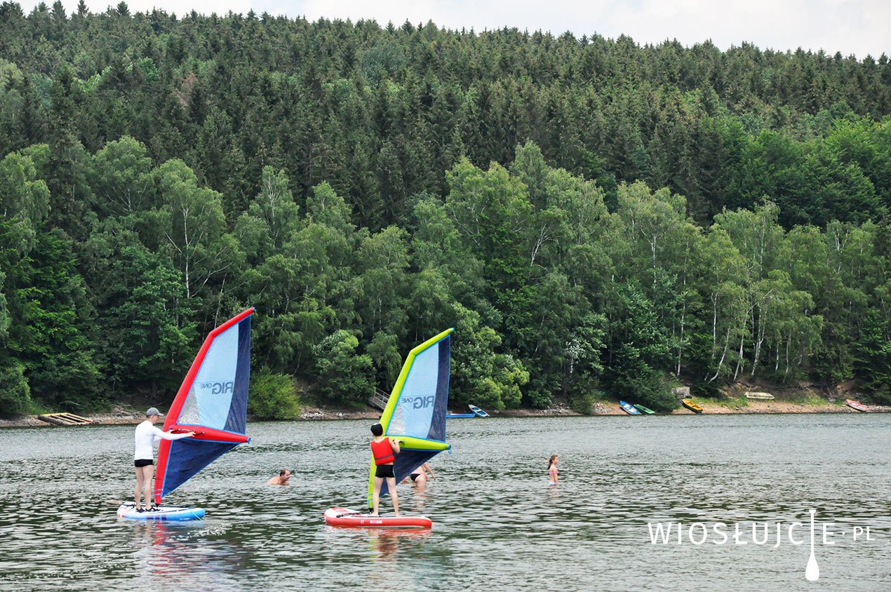 Nauka windsurfingu na desce z nadmuchiwanym żaglem.