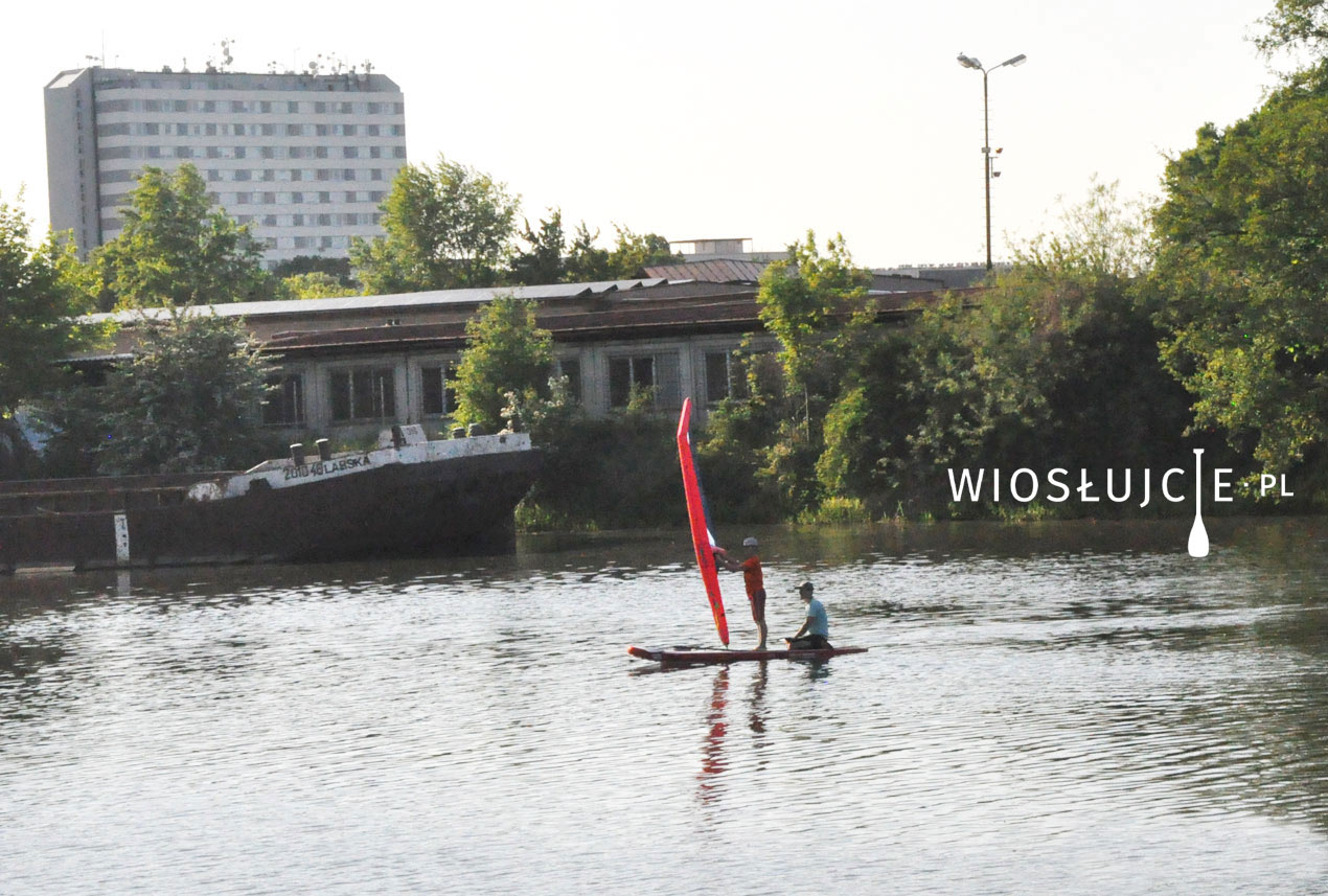 Wyprawa na Łabę na nadmuchiwanej desce z nadmuchiwanym żaglem