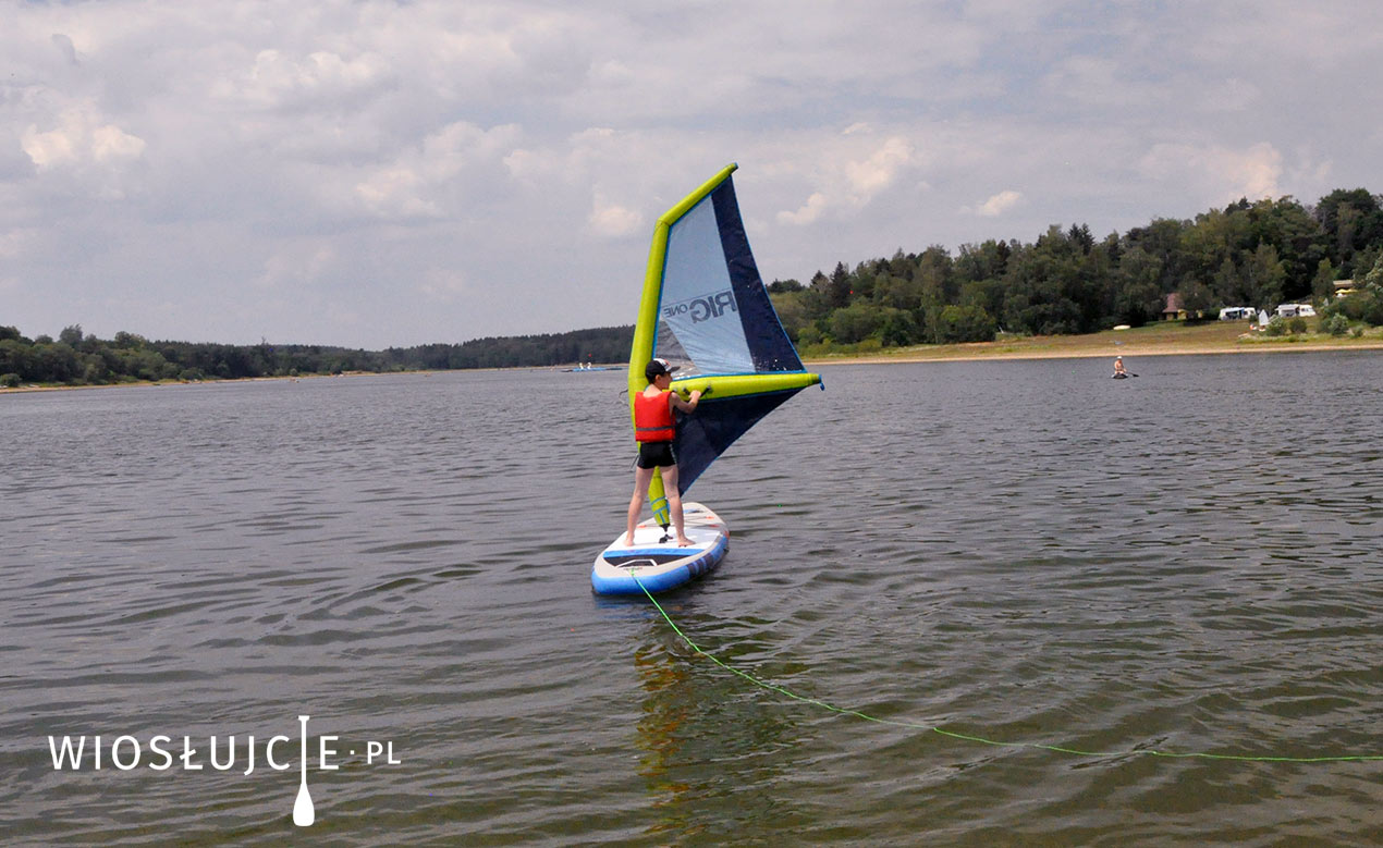 Nauka windsurfingu na desce z nadmuchiwanym żaglem DUOTONE iRIG