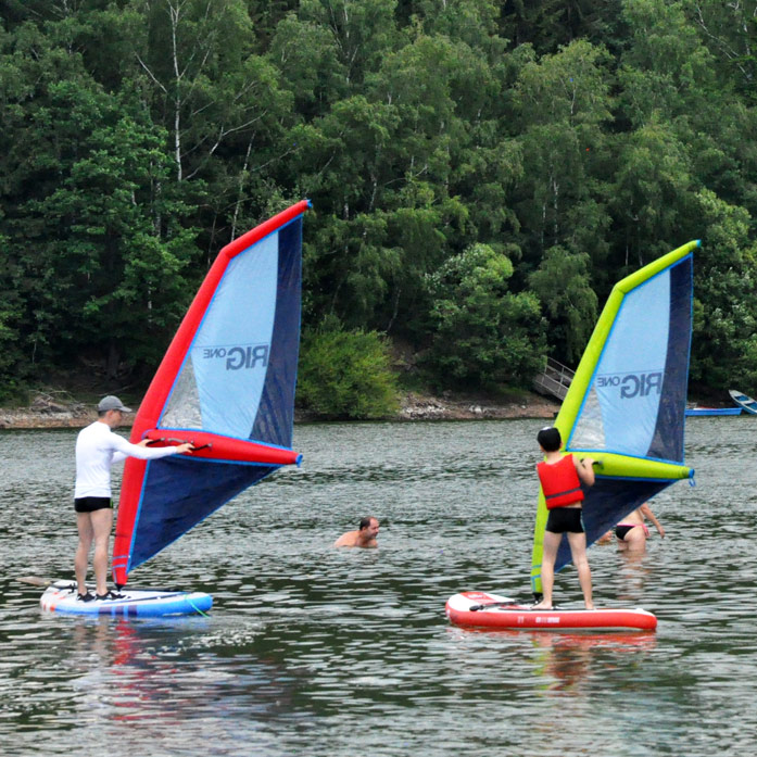 Výuka windsurfingu na paddleboardu s nafukovací plachtou