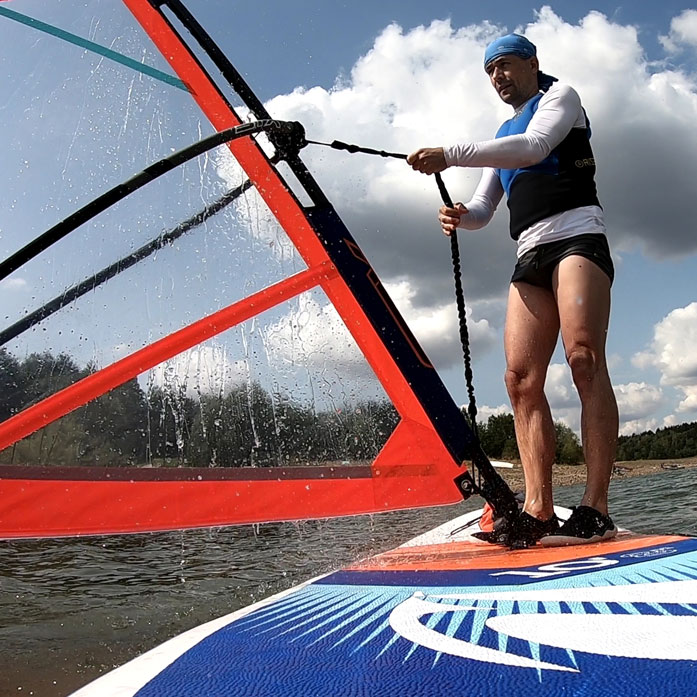 Výuka windsurfingu na nafukovacím paddleboardu s pevnou plachtou