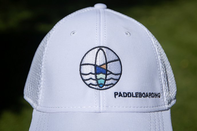Czapka z daszkiem sportowa PADDLEBOARDING biała z kolorowym logo