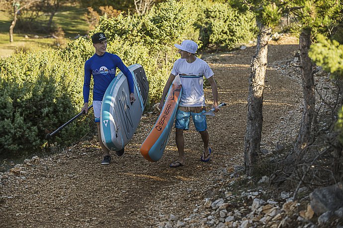 Czapka z daszkiem snapback PADDLEBOARDING biała ze złotym logo